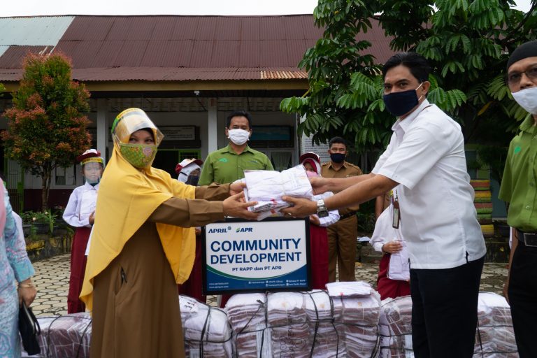 APR Donates 1,367 Viscose Uniforms to Students in Pangkalan Kerinci