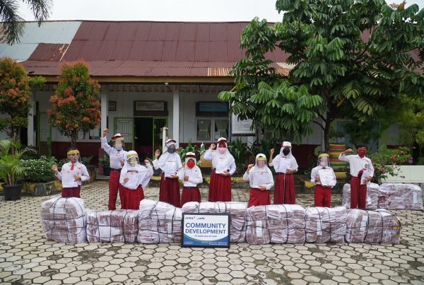 1.367 seragam sekolah dibagikan kepada siswa SDN 013 Pangkalan Kerinci dan SDN 009 Pangkalan Kerinci oleh Asia Pacific Rayon