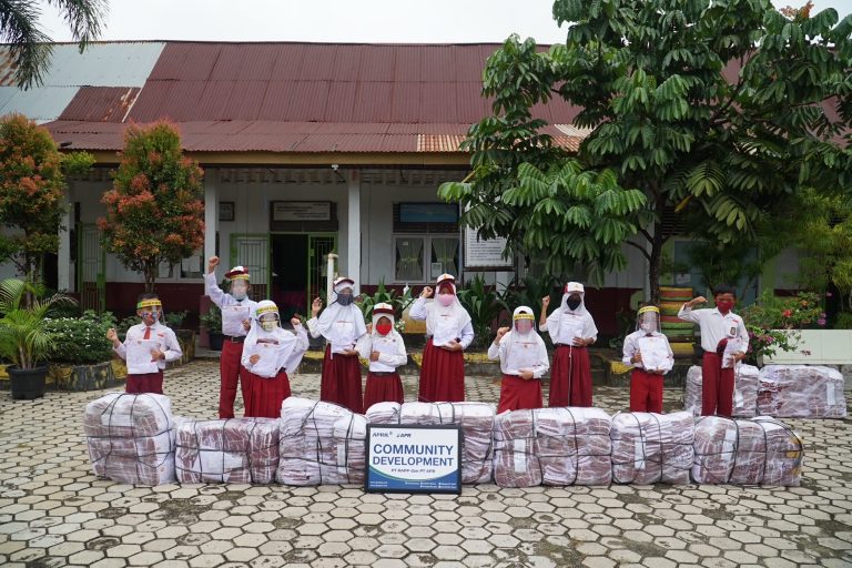 1.367 seragam sekolah dibagikan kepada siswa SDN 013 Pangkalan Kerinci dan SDN 009 Pangkalan Kerinci oleh Asia Pacific Rayon