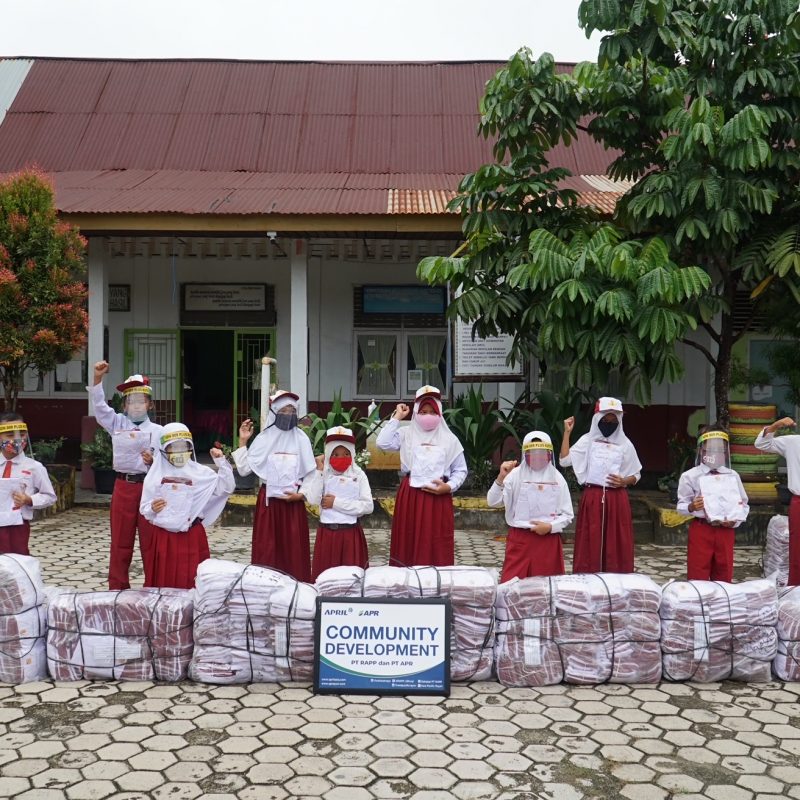 1.367 seragam sekolah dibagikan kepada siswa SDN 013 Pangkalan Kerinci dan SDN 009 Pangkalan Kerinci oleh Asia Pacific Rayon