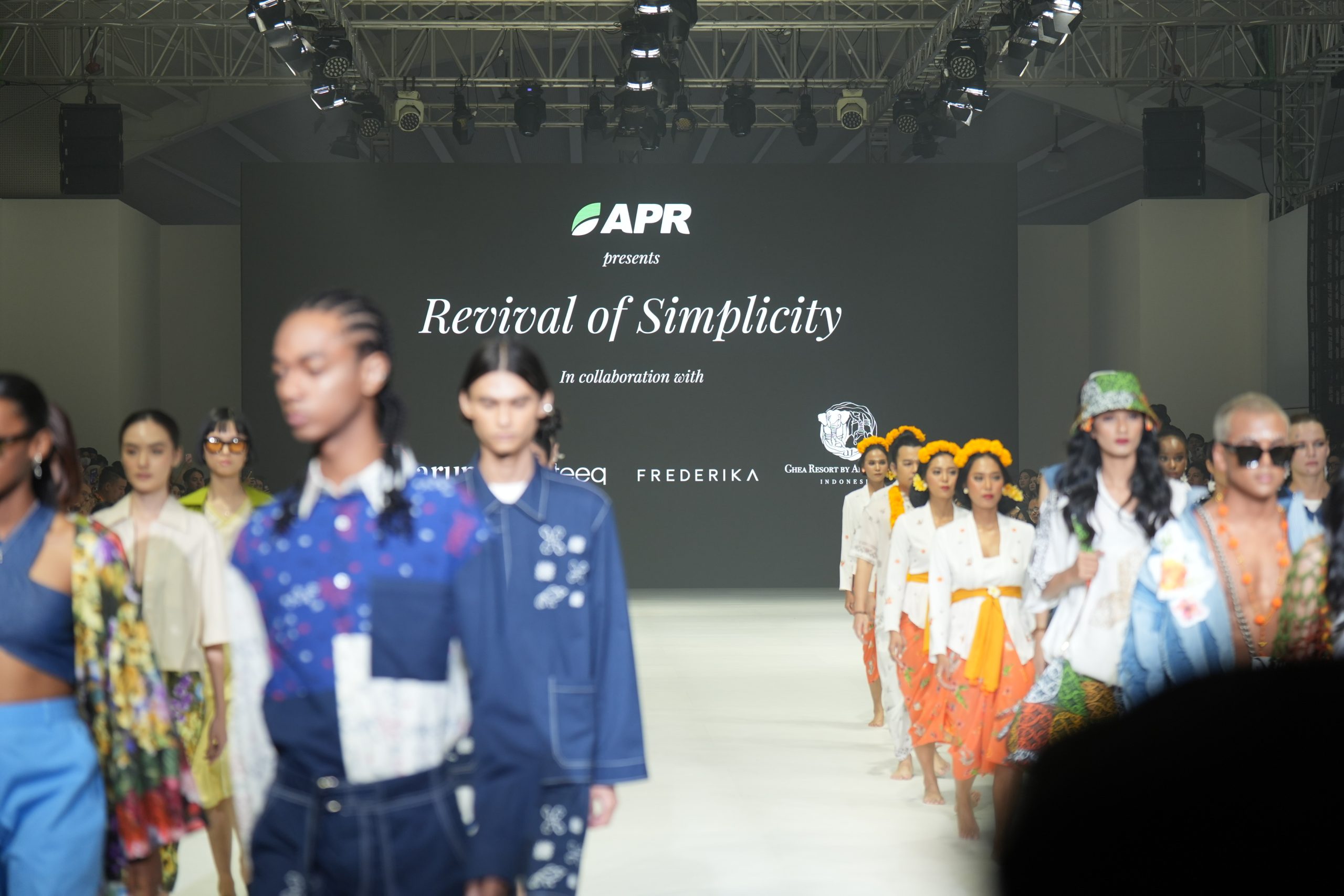 Kolaborasi Padukan Simplicity dan Sustainability dari Serat Rayon APR Dipertunjukkan di JFW 2024