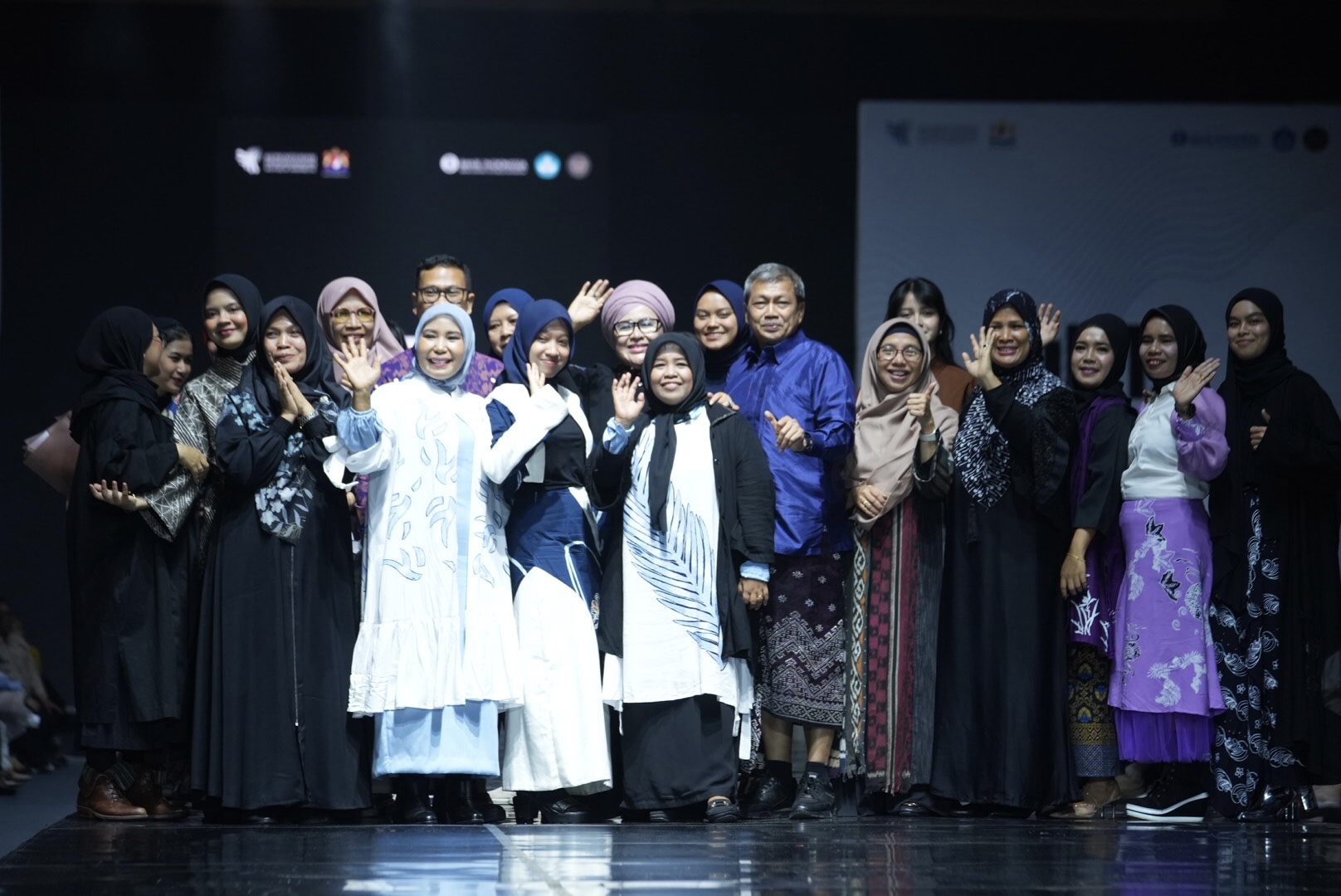 Kolaborasi Modest Fashion dari Serat Rayon APR dengan Wastra Riau Dipertunjukkan di JMFW 2024