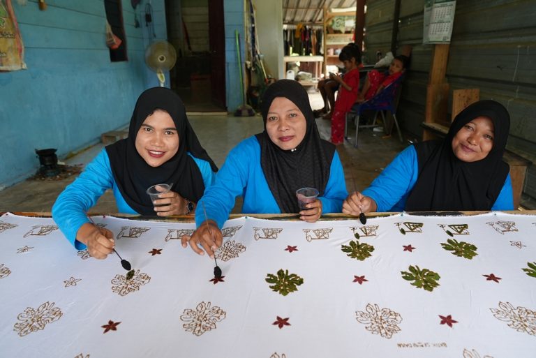 batik_khumaesih_jmfw_binaan_APR_viscose_siak 