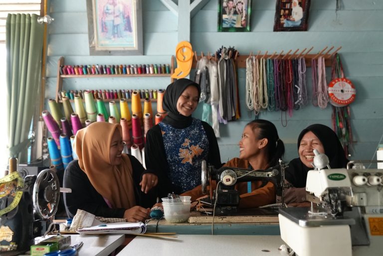desainer_jmfw_binaan_APR_viscose_Neeka_Siak